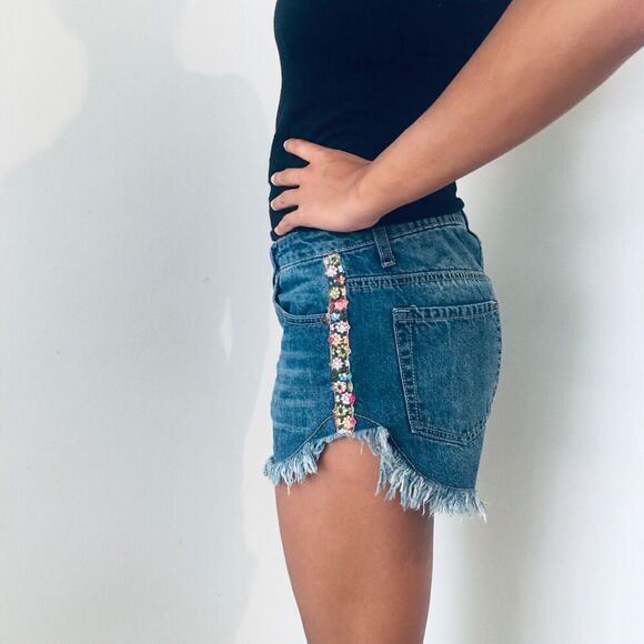 ALTAR'D STATE Boho Floral Embroidered Ribbon Fringe Hem Denim Jean Shorts 28 - Picture 4 of 7